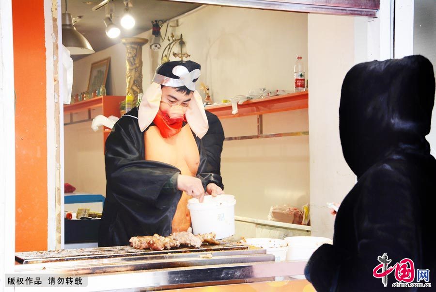 80后扮“二师兄”卖烤猪蹄 自烤自销时入3000[组图]