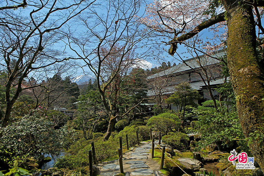 园内采用借景手法，将日光的雪山作为背景