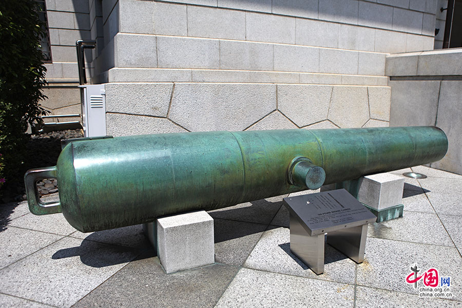 游就馆门侧陈列的青铜百五十封陆用加农炮