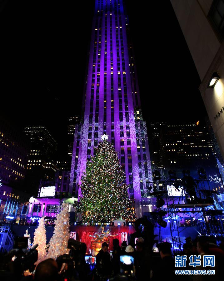 纽约洛克菲勒中心举行圣诞树亮灯仪式[组图]