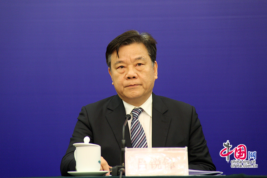 12月4日上午，深圳前海开发开放新闻发布会在北京人民大会堂举行。图为深圳市委常委、常务副市长吕锐锋。