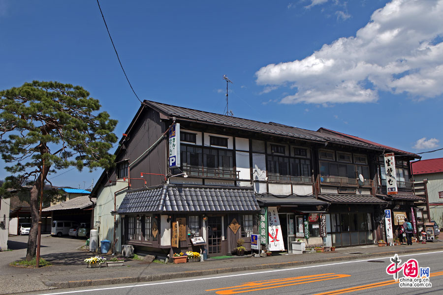 小镇依山而建,一路都是缓坡