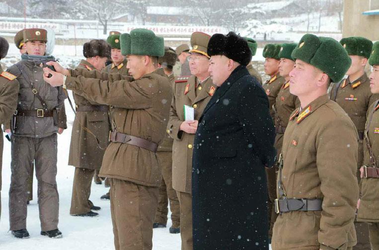 金正恩冒雪視察朝鮮部隊(duì) 了解官兵生活環(huán)境[組圖]