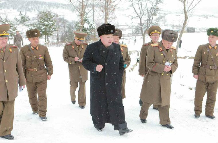 金正恩冒雪视察朝鲜部队 了解官兵生活环境[组图]