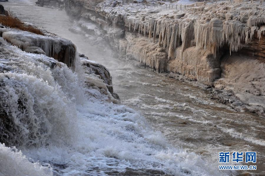 黃河壺口瀑布現流淩冰挂景觀
