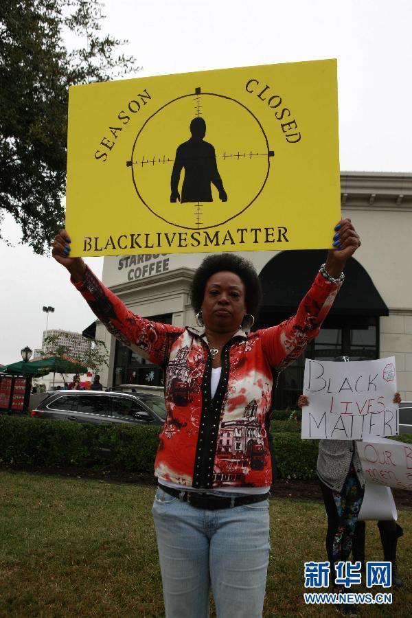 休斯敦民眾遊行抗議殺死黑人警察不被起訴