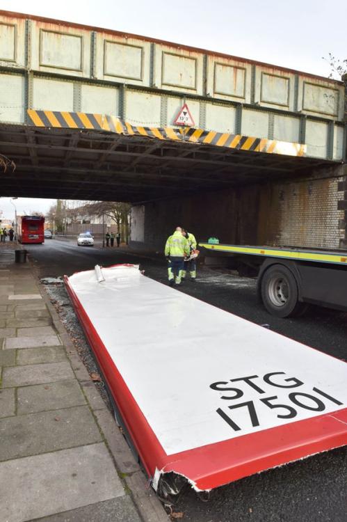 英國雙層巴士撞鐵路橋 車頂被“切”無人傷亡[組圖]