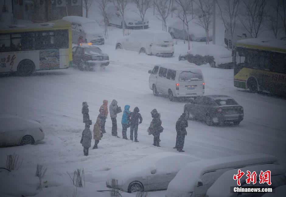 乌鲁木齐迎来入冬最强降雪[组图]