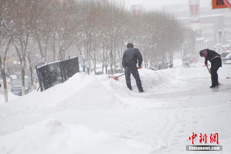 乌鲁木齐迎来入冬最强降雪[组图]