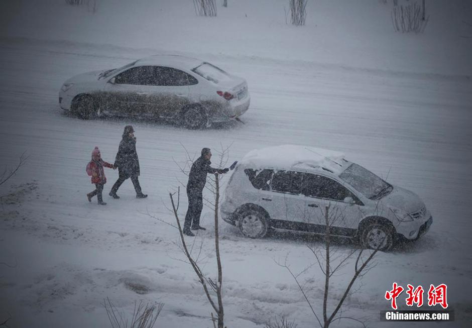 乌鲁木齐迎来入冬最强降雪[组图]