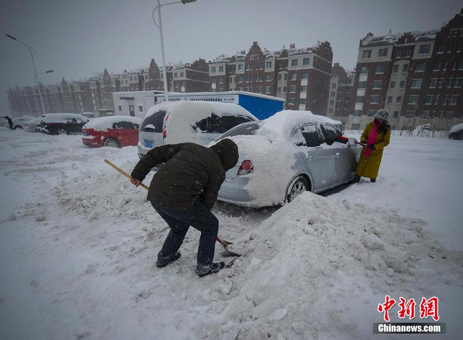 烏魯木齊迎來(lái)入冬最強(qiáng)降雪[組圖]