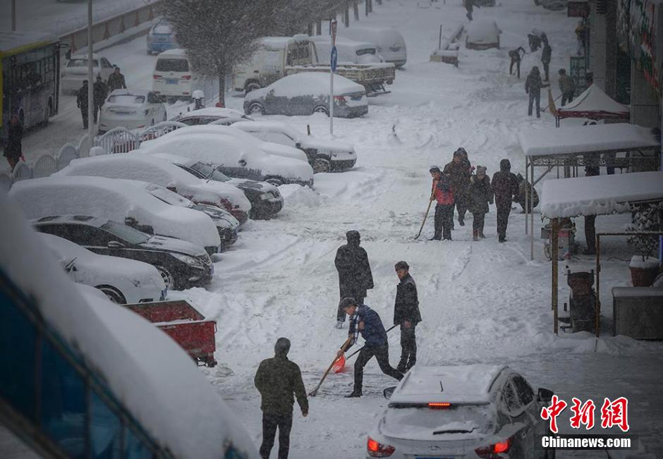 乌鲁木齐迎来入冬最强降雪[组图]