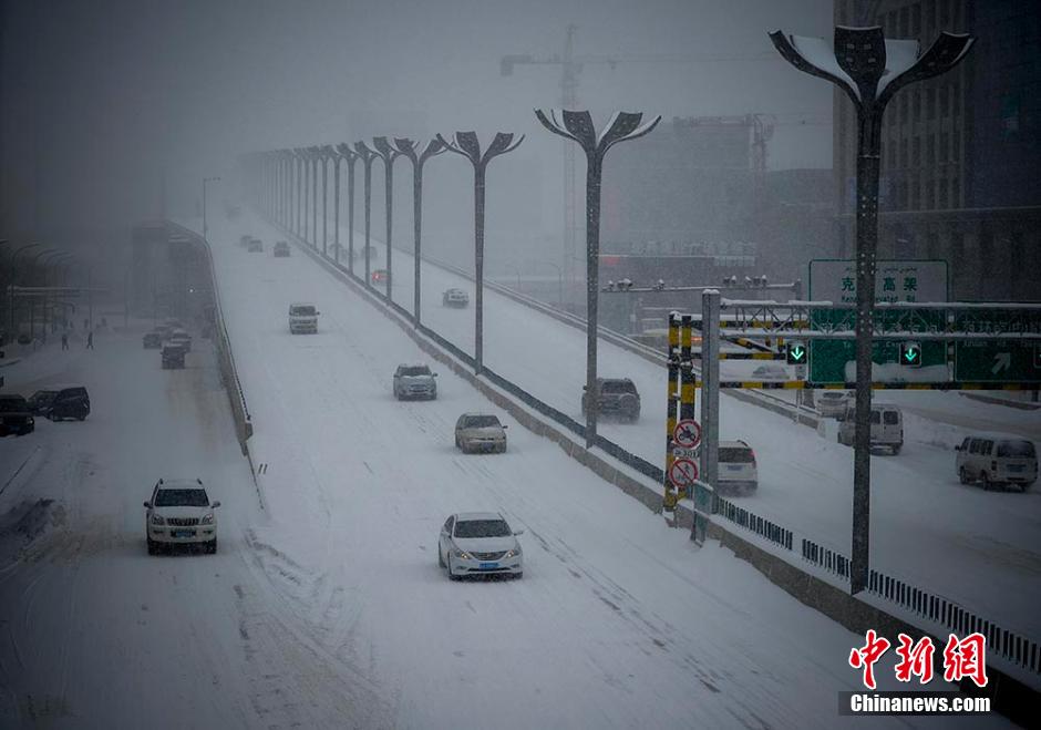 乌鲁木齐迎来入冬最强降雪[组图]