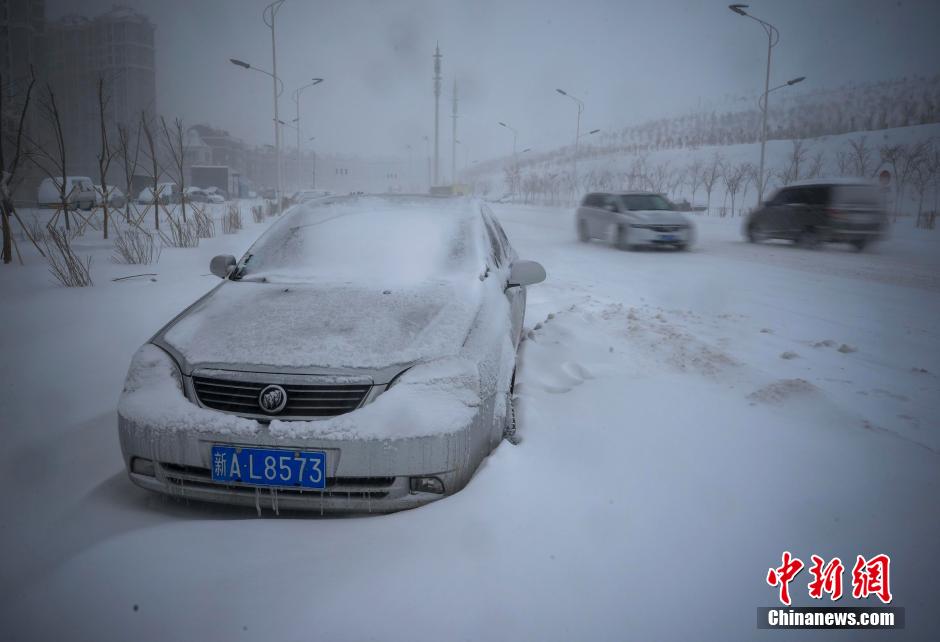 乌鲁木齐迎来入冬最强降雪[组图]