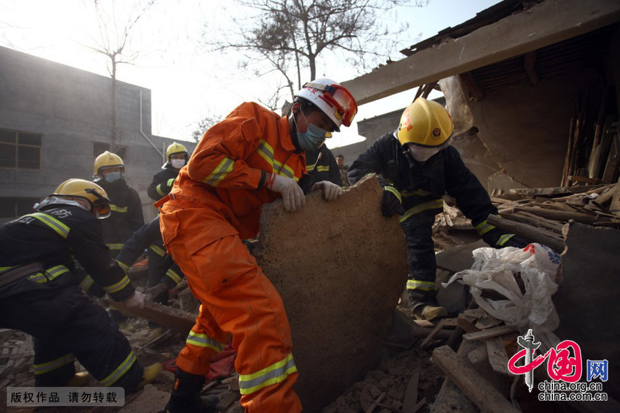 2014年12月7日9时许，河南省安阳市高庄镇朱家营村村民朱某家中发生爆炸，造成5人死亡两人受伤，图为公安消防人员正在抢险救援