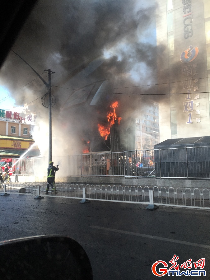 北京地铁7号线广渠门站施工地发生火灾 浓烟滚滚