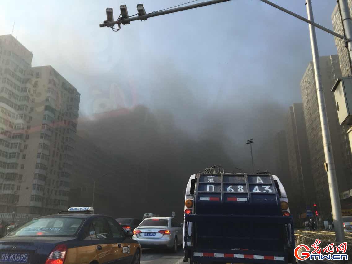 北京地铁7号线广渠门站施工地发生火灾 浓烟滚滚