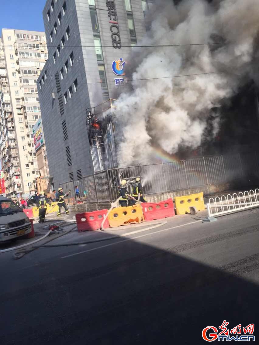 北京地鐵7號線廣渠門站施工地發生火災 濃煙滾滾