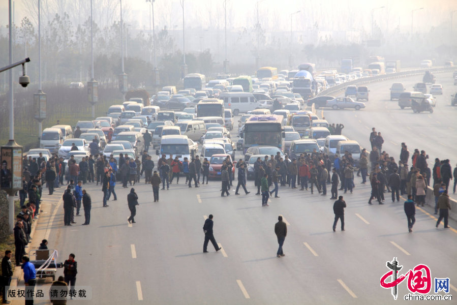 12月8日，在郑州市拍摄的数百商户围堵中州大道与迎宾路段场景。 中国网图片库 冯磊摄