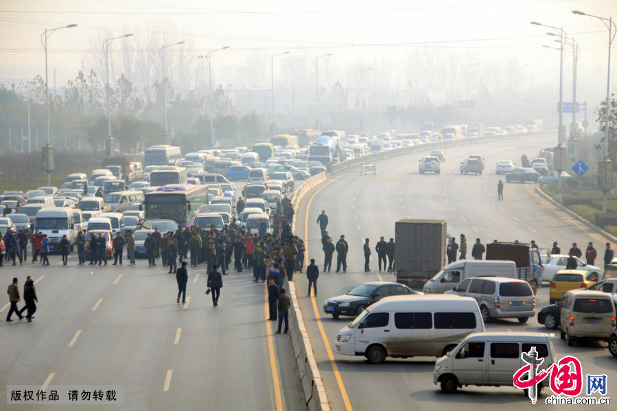 12月8日，在郑州市拍摄的数百商户围堵中州大道与迎宾路段场景。 中国网图片库 冯磊摄