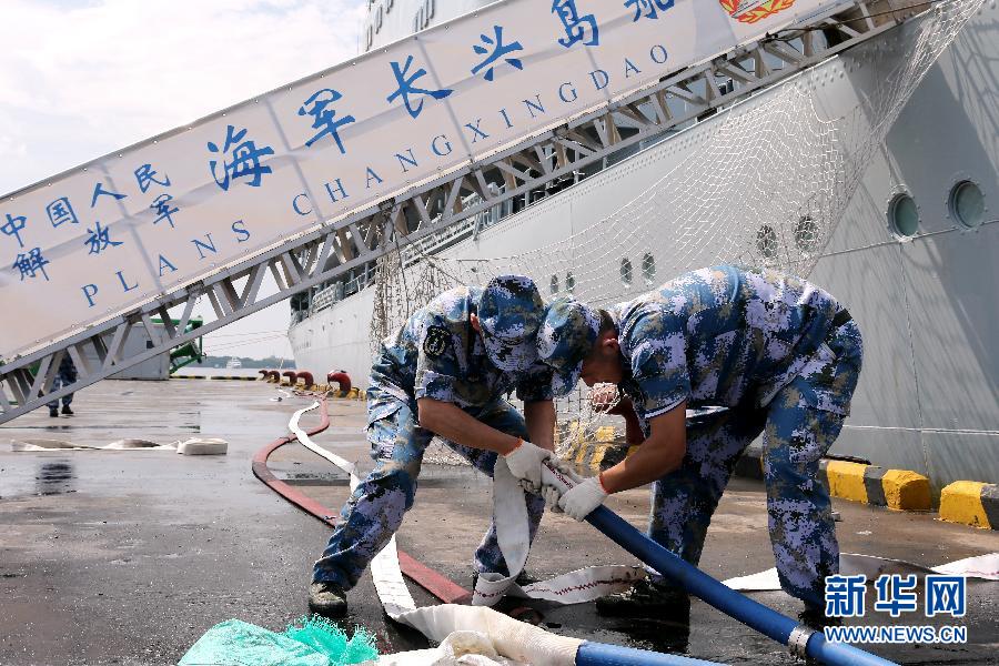 中国海军长兴岛船抵达马累港开始向当地民众供水[组图]