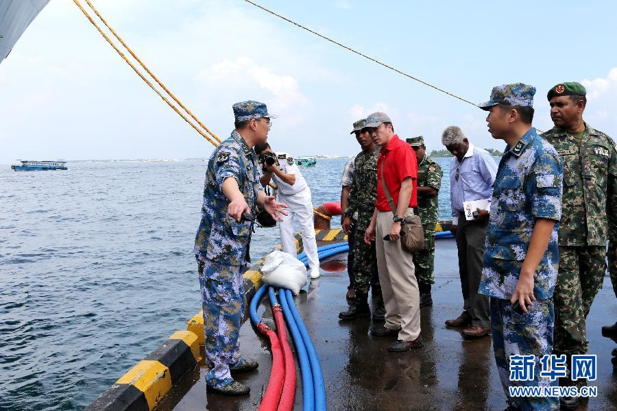 中国海军长兴岛船抵达马累港开始向当地民众供水[组图]
