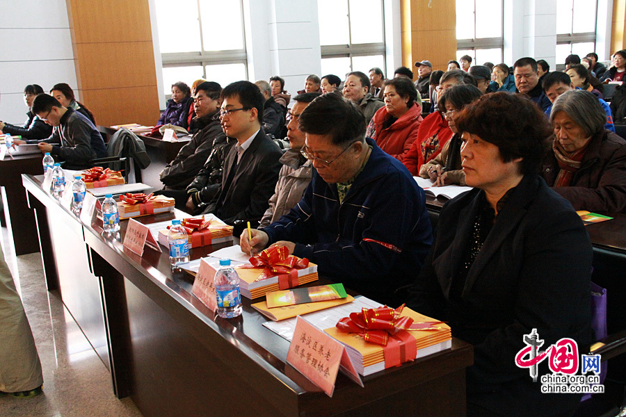 2014年12月10日，全国老龄工作委员会办公室、公安部联合在京举行《中国老年人防诈骗指南》首发仪式。图为接受赠书的6个基层社会组织和单位的老年人代表在前台就坐。 中国网记者 戴凡/摄影