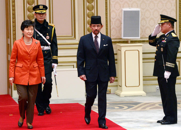 朴槿惠为文莱国王举行欢迎仪式_全球头图
