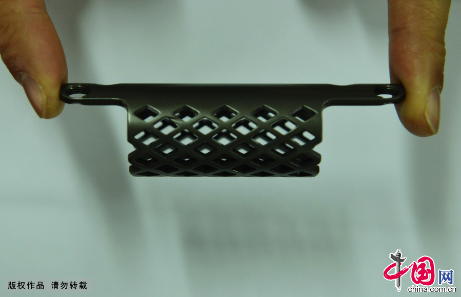 2014年12月11日，浙江省杭州市，在浙江大学附属第一医院骨科办公室里拍摄到的利用3D激光打印技术制成的钛合金人工椎体。