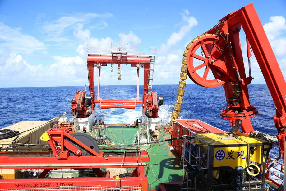 我国最先进的海洋科考船“科学”号抵达雅浦海山海域[组图]