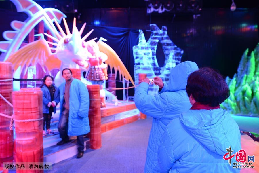 亚洲最大型室内冰雕展开幕 冰雕卡通形象“萌翻天”[组图]