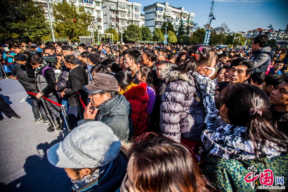  12月13日，南京大屠杀死难者国家公祭仪式在侵华日军南京大屠杀遇难同胞纪念馆隆重举行。活动结束后，众多南京市民和游客等待进入侵华日军南京大屠杀遇难同胞纪念馆祭奠遇难同胞。 中国网记者 郑亮摄影