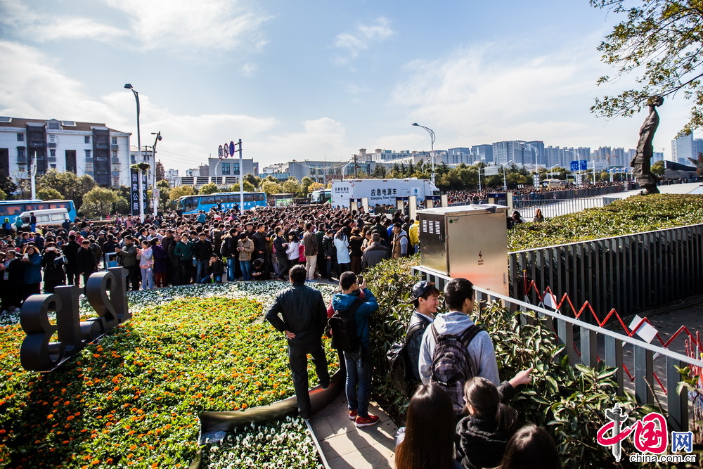  12月13日，南京大屠杀死难者国家公祭仪式在侵华日军南京大屠杀遇难同胞纪念馆隆重举行。活动结束后，众多南京市民和游客等待进入侵华日军南京大屠杀遇难同胞纪念馆祭奠遇难同胞。 中国网记者 郑亮摄影