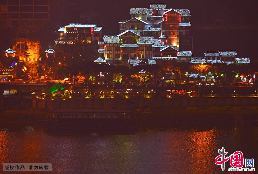 圖為重慶洪崖洞奇幻美麗的夜景，彷彿宮崎駿電影《千與千尋》中那條不可思議之街，引人入勝。中國網圖片庫 周會/攝