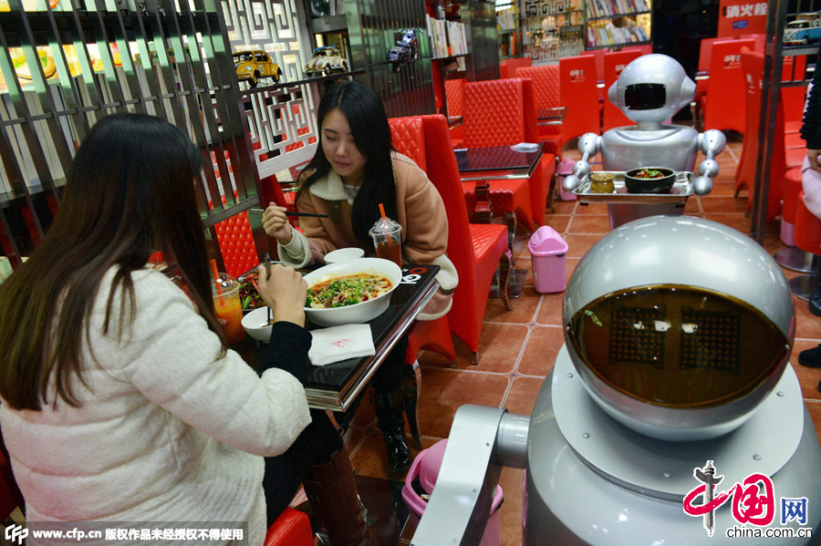 2014年12月13日，成都，四川省第一家以機器人為主題元素打造而成的餐廳在成都開業。近10台造價達7萬元人民幣的機器人在餐廳內來回穿梭為客人提供各種飲食服務，這些機器人身懷多種絕技，除了端盤子、傳菜以外，還可以和客人進行簡單的問候和打招呼。圖片來源：CFP