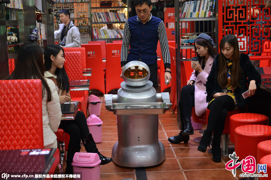 2014年12月13日，成都，四川省第一家以機器人為主題元素打造而成的餐廳在成都開業。近10台造價達7萬元人民幣的機器人在餐廳內來回穿梭為客人提供各種飲食服務，這些機器人身懷多種絕技，除了端盤子、傳菜以外，還可以和客人進行簡單的問候和打招呼。圖片來源：CFP