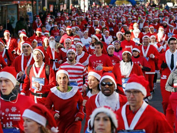 法国“圣诞老人跑”为慈善筹款