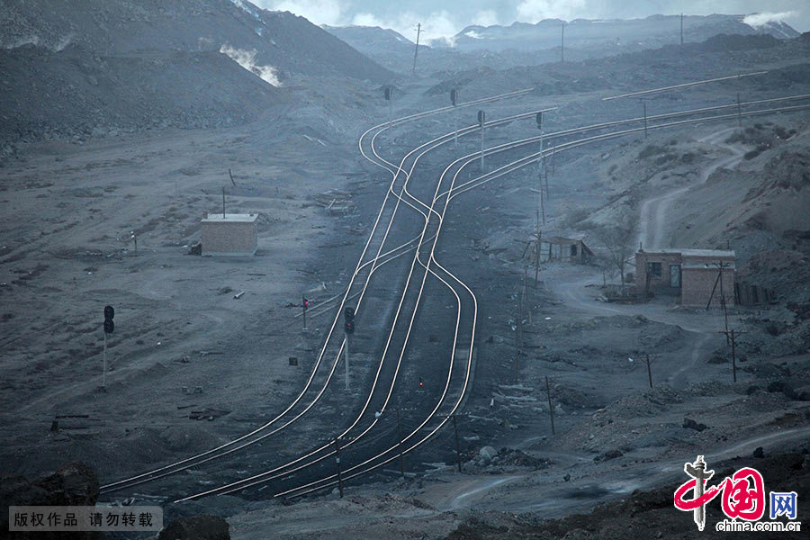  新疆哈密三道岭煤矿，是目前全国仅有的几个保有蒸汽机车的煤矿之一。目前运行哈密三道岭有17台蒸汽火车，这也是全国最后的大规模、成建制的蒸汽机车组。中国网图片库 孙继虎/摄