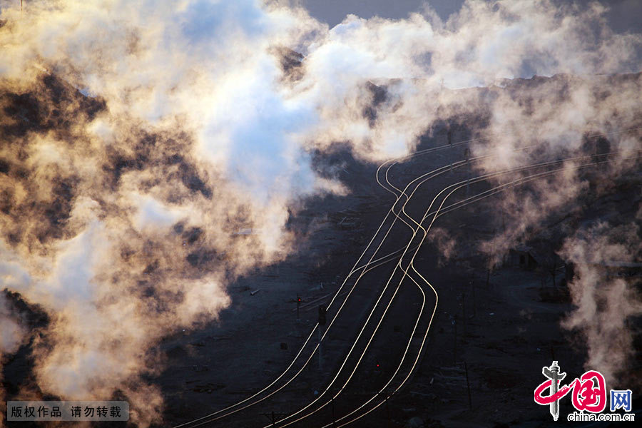 蒸汽火車通過，拉出的白煙與鐵軌構成一幅美麗的畫卷。中國網圖片庫 孫繼虎/攝