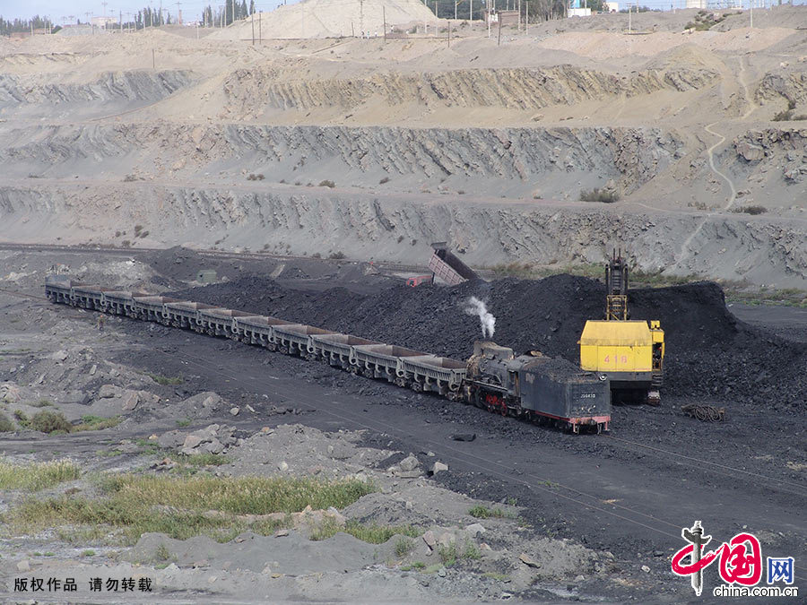 一列火车在装煤炭，机械装煤炭只需要二十分钟。中国网图片库 孙继虎/摄