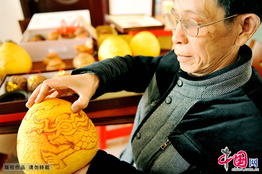 祝國根經過20多年的實踐摸索，掌握了一套柚殼捏花的技藝，使得失傳已久的民間工藝得以延續。中國網圖片庫 卓忠偉/攝