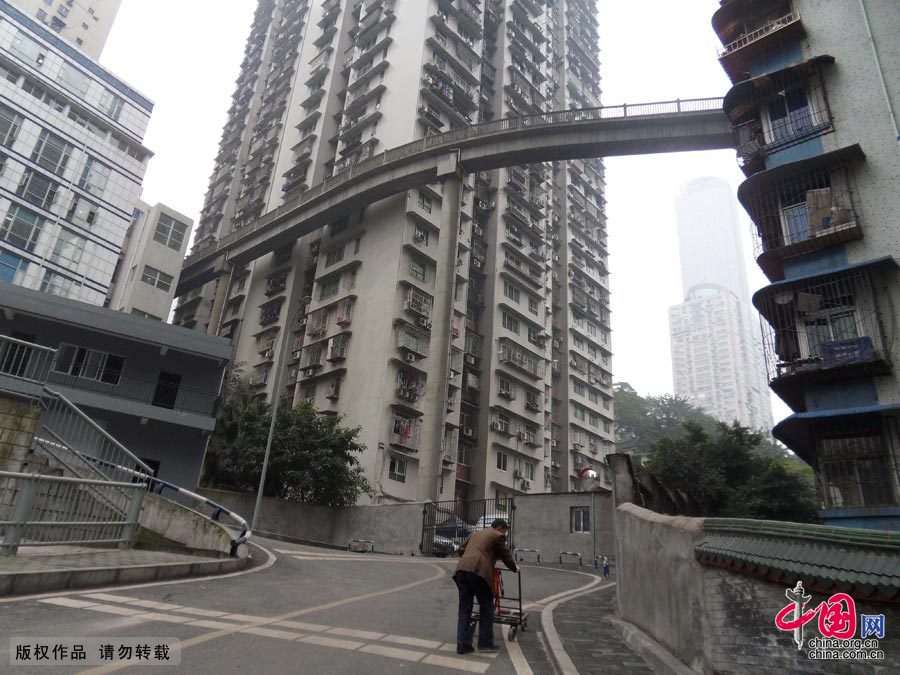重庆天桥13层高穿楼而过 市民形容如“过山车”[组图]