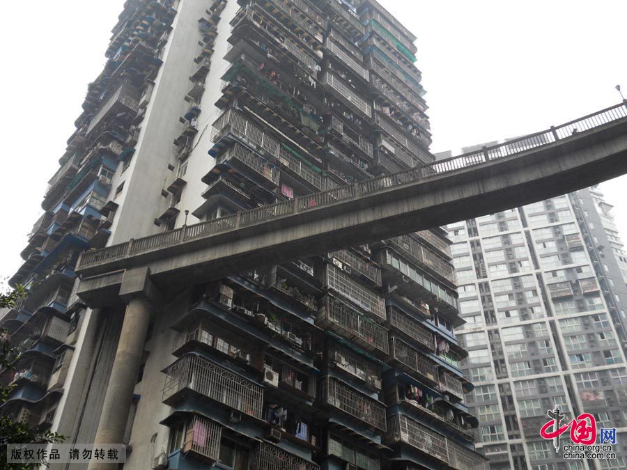 重慶天橋13層高穿樓而過 市民形容如“過山車”[組圖]