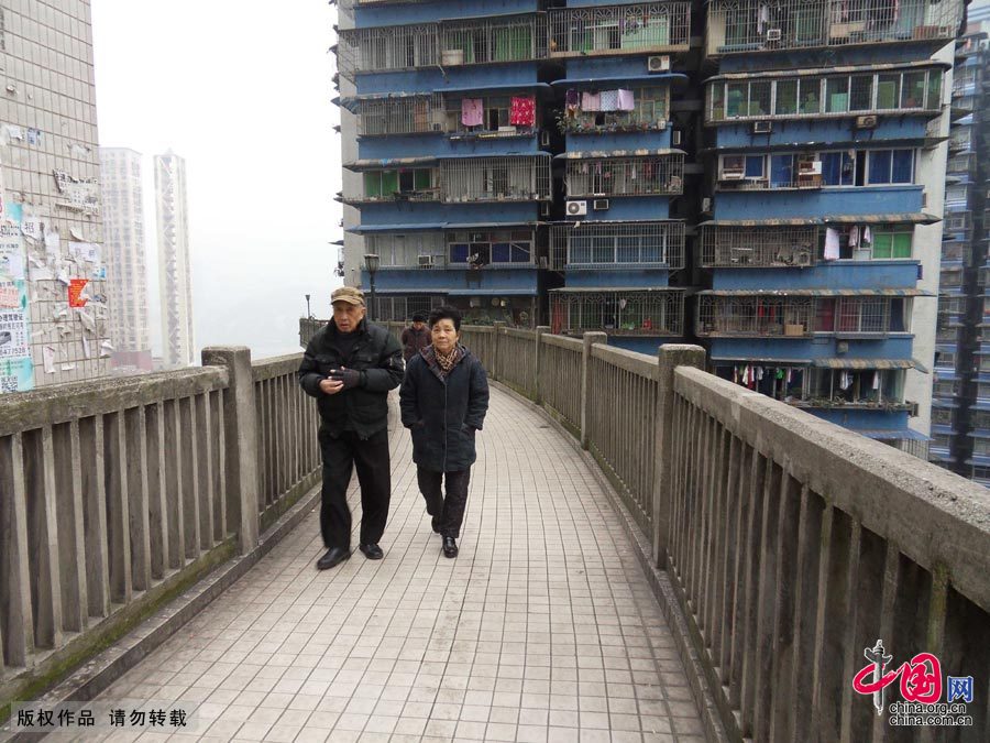 重慶天橋13層高穿樓而過 市民形容如“過山車”[組圖]