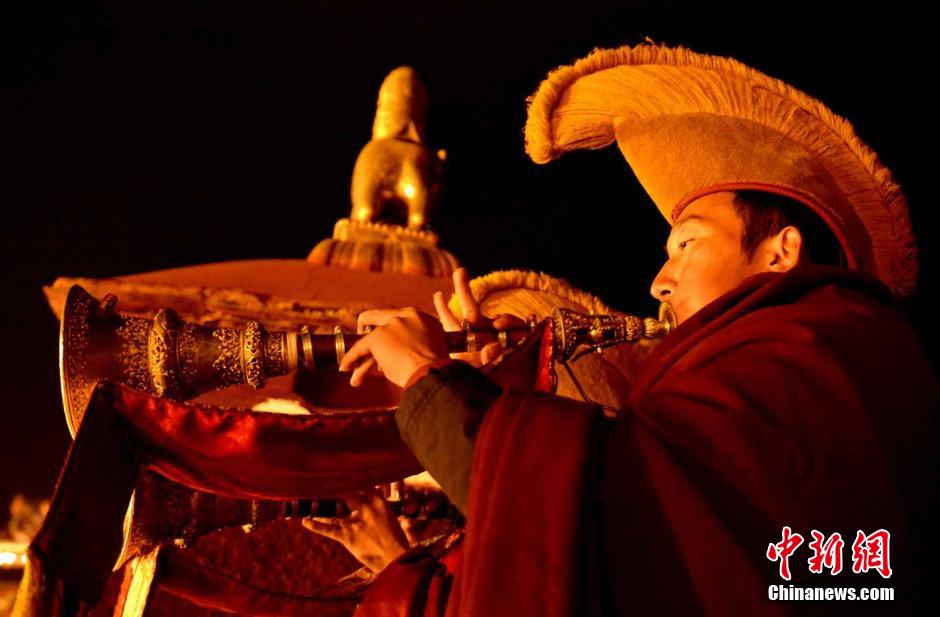 西藏“燃燈日”寺廟燃燈祈福[組圖]