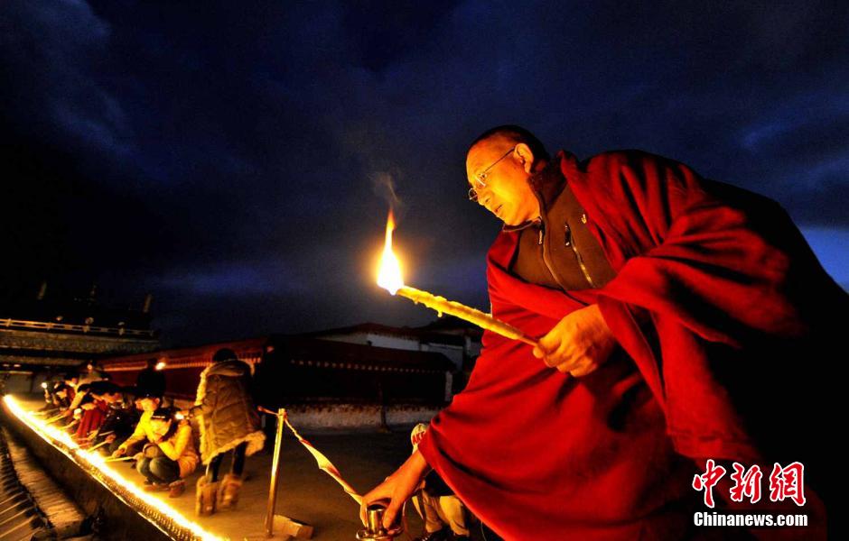 西藏“燃灯日”寺庙燃灯祈福[组图]