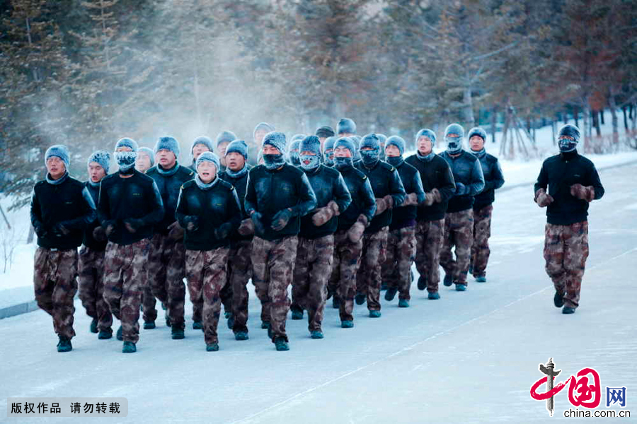  2014年12月16日，黑龍江省黑河市，官兵冒著零下30多度嚴寒氣溫進行體能訓練。 中國網圖片庫魏建順攝影