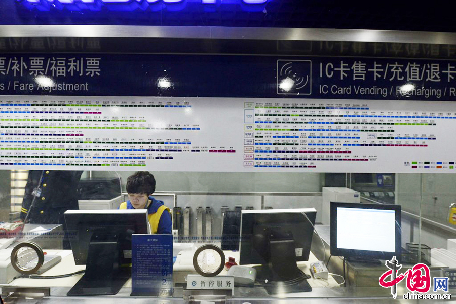  2014年12月16日，北京，北京地铁公司所辖各车站开始陆续张贴票价标识表，以方便乘客了解和熟悉新票价。 图片来源：CFP