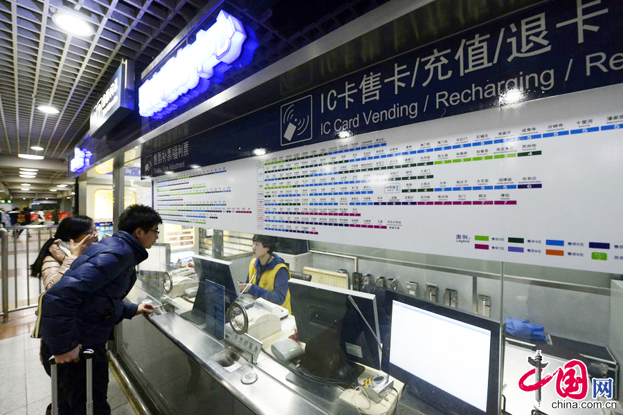 2014年12月16日，北京，北京地铁公司所辖各车站开始陆续张贴票价标识表，以方便乘客了解和熟悉新票价。 图片来源：CFP