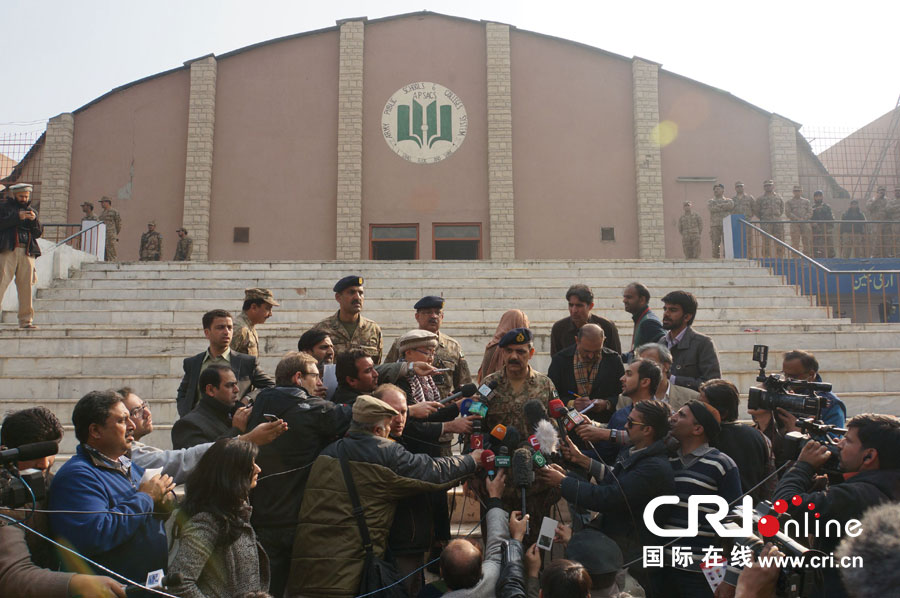记者探访巴基斯坦遇袭学校 场面惨烈